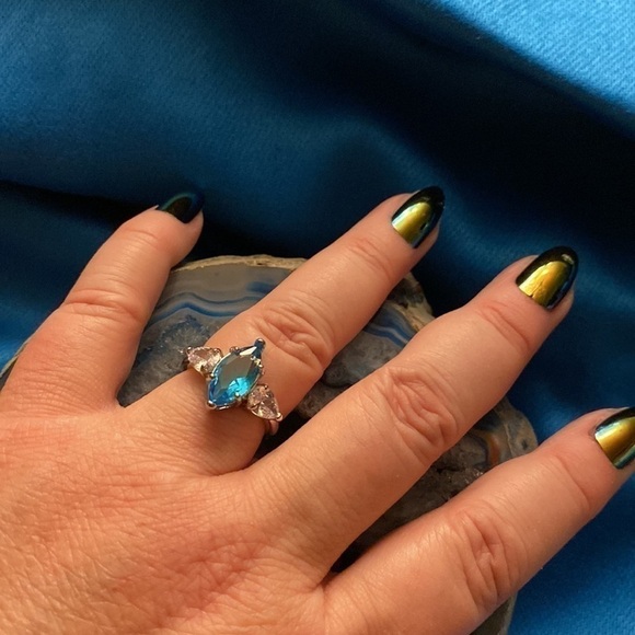 🎉🎉 Host Pick 7/22🎉 Blue Topaz with white topaz. Beautiful Ring - Picture 5 of 12